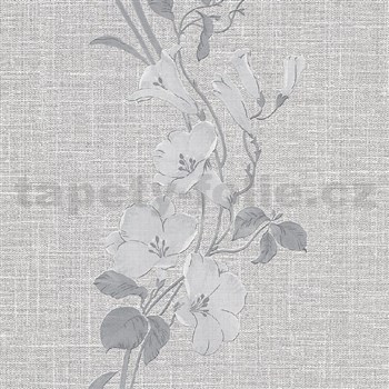 Vliesové tapety na stenu IMPOL HIT kvety na sivom textilnom podklade so strieborným prešívaním